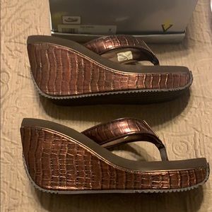 Volatile Bronze heel flip flop